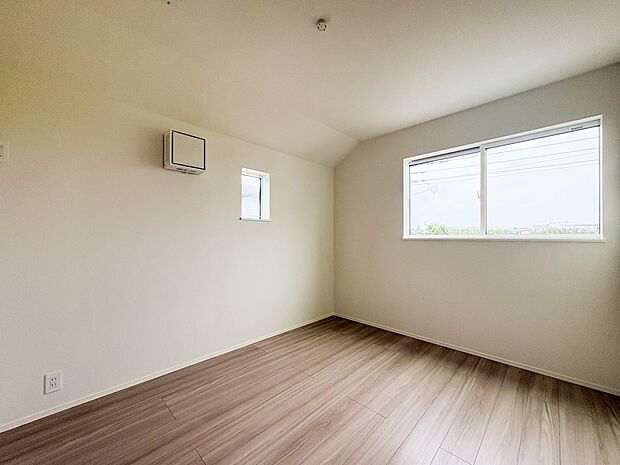 3号棟【子供部屋5.7帖】お子様のお部屋にぴったりなクロークを備えたフローリング仕様の洋室です。