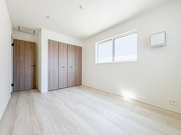 1号棟【今どきのこども部屋6帖】 昨今のトレンドになりつつあるのが、広過ぎず、快適すぎない子ども部屋。勉強と寝るだけの部屋にすることで閉じこもりがなくなり、リビングで過ごす時間が増えると言…