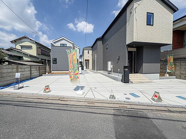 1号棟【外観】堂々たる趣ながら、主張し過ぎずどこか余裕を感じさせるシャープなフォルムで佇む邸宅は、晴天の空と照らし合わせる事で、本来あるべき完成形の姿を見せてくれます。
