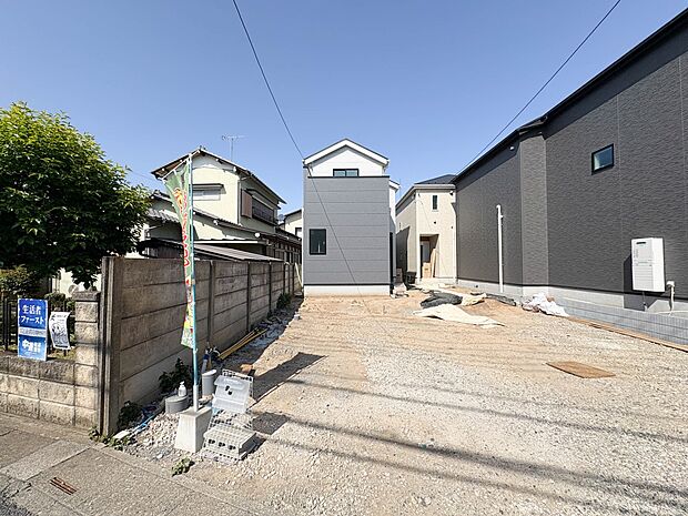 1号棟【外観】堂々たる趣ながら、主張し過ぎずどこか余裕を感じさせるシャープなフォルムで佇む邸宅は、晴天の空と照らし合わせる事で、本来あるべき完成形の姿を見せてくれます。