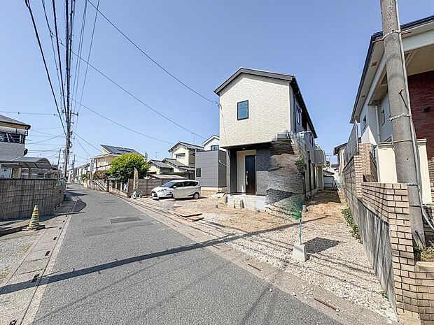 1号棟【前面道路】家の前をまっすぐの通りが走っている。クルマは少なく、人々は毎朝、ウォーキング、ジョギング、犬の散歩など、フリーな朝時間を過ごしている。