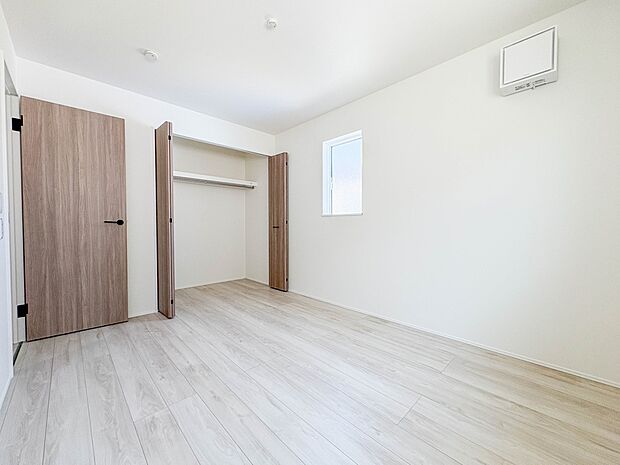 1号棟【洋室6.5帖】充実した生活は伸びやかな居室空間から始まります。快適に・伸びやかに。心の潤いを求める方々へ。