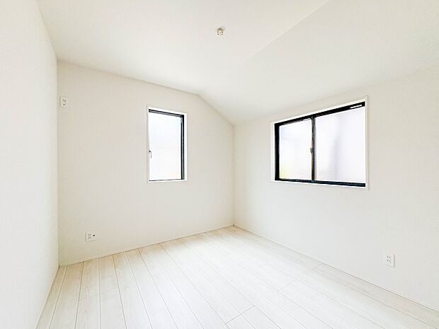 【洋室5.25帖】 快適に過ごす条件は、一人ひとり違います。だからこそ飾り過ぎないシンプルな内装と偏り過ぎないデザインで統一しました。暮らしの中でオーナー様だけの【マイホーム】に創り上げて…