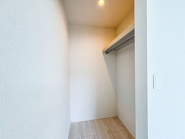 【WIC（ウォークインクローゼット）】  たくさんの洋服をかけてもシワになりにくいウォークインクローゼット。洋服以外にも、普段使わない家電やスーツケース、ストック品など何でも片付く嬉しい空間…