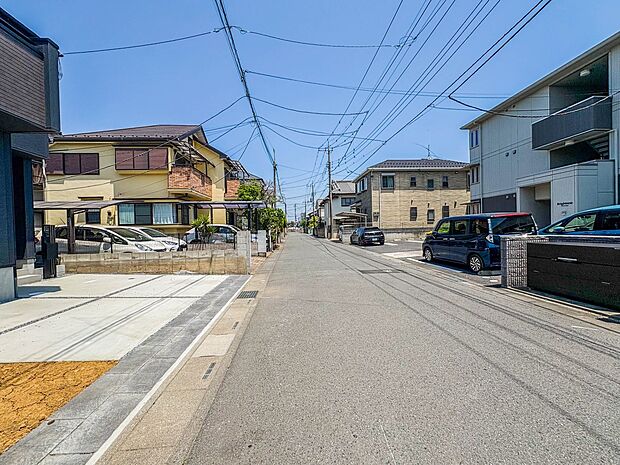 【前面道路6m】車の通行が少ないので、静かな住環境を維持することができます。