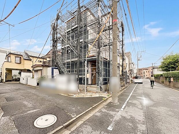 【前面道路】家の前をまっすぐの通りが走っている。クルマは少なく、人々は毎朝、ウォーキング、ジョギング、犬の散歩など、フリーな朝時間を過ごしている。*CGにより晴天に加工しております。