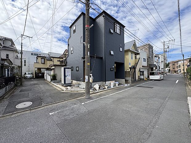 【前面道路】家の前をまっすぐの通りが走っている。クルマは少なく、人々は毎朝、ウォーキング、ジョギング、犬の散歩など、フリーな朝時間を過ごしている。＊CGにより晴天に加工しております。