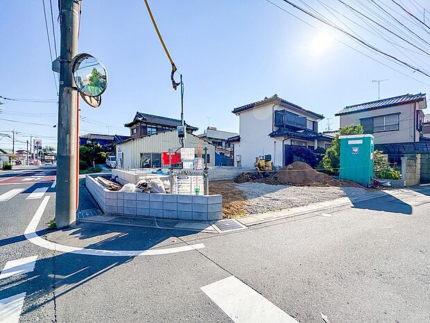 【外観】こちらの物件に少しでもご興味がありましたら、お気軽にお電話下さい。ネット上で「見えない物」「わからない事」でも、実際にご見学いただくことで、手に取るようにおわかりいただけるはずです。…