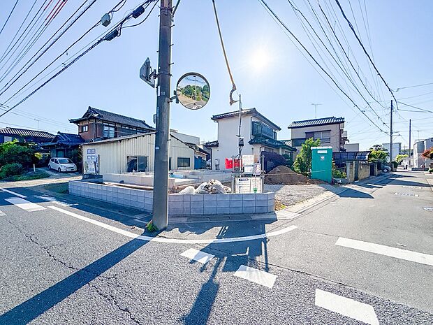 【前面道路、公道4m】車の通行が少ないので、静かな住環境を維持することができます。