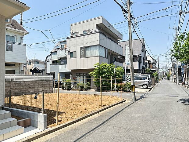 【前面道路】家の前をまっすぐの通りが走っている。クルマは少なく、人々は毎朝、ウォーキング、ジョギング、犬の散歩など、フリーな朝時間を過ごしている。