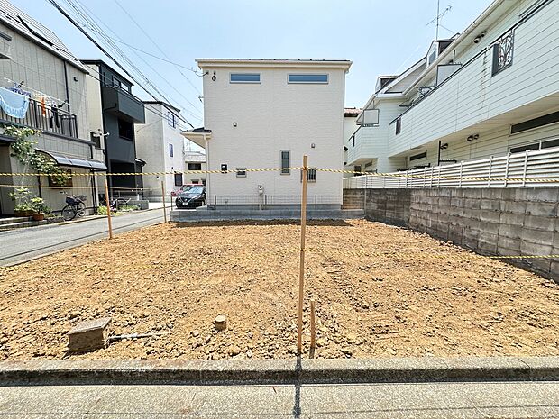 【現地】家族の温かさと陽光の暖かさ、楽しい毎日と明るい未来を予感させる「空間が織り成すひとつ先の住み心地」を演出します。