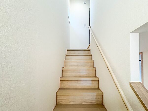 【手すり付階段】手すりがないと階段の昇り降りで危険なことはもちろん、壁に手をつきながら歩くことで壁紙が汚れやすくなります。すべての方に快適に昇り降りしていただくため、手すりを設置しました。