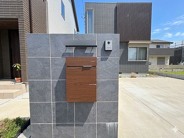 【郵便受け】録画機能を備えたカラーモニターと郵便受けの門柱