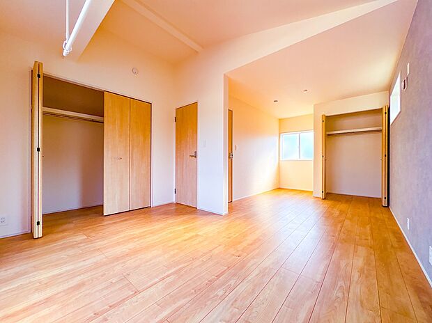 【子供部屋6帖、5.25帖】お子様のお部屋にぴったりなクロークを備えたフローリング仕様の洋室です。
