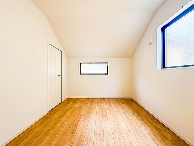 【洋室】お子様のお部屋にぴったりなクロークを備えたフローリング仕様の洋室です。