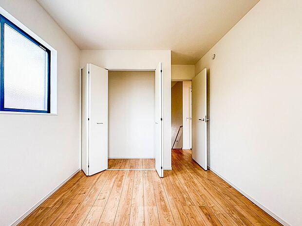 【収納】壁面クローゼットのメリットは、衣類が横一列に並ぶためひと目で洋服が選びやすいこと。衣類をたくさんお持ちの方も、限られたスペース内に無理なく収納することができます。