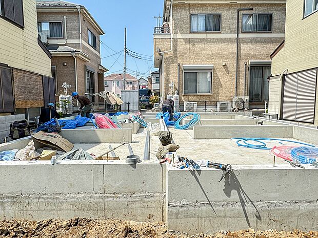 【外観】街の風景に溶けこむシンプルなカタチ。バランスがとれた玄関のハイクォリティなデザイン。存在感あふれる建物の質感。