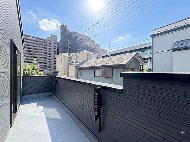 広々したバルコニーは日当り良好。