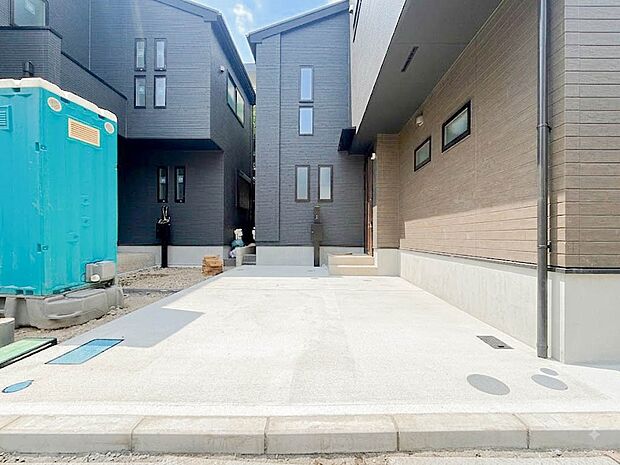 【駐車場】ゆったりとした駐車スペースを確保。大きめのお車でもOK。