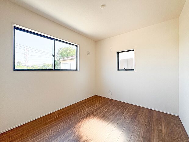 【洋室】お子様のお部屋にぴったりなクロークを備えたフローリング仕様の洋室です。