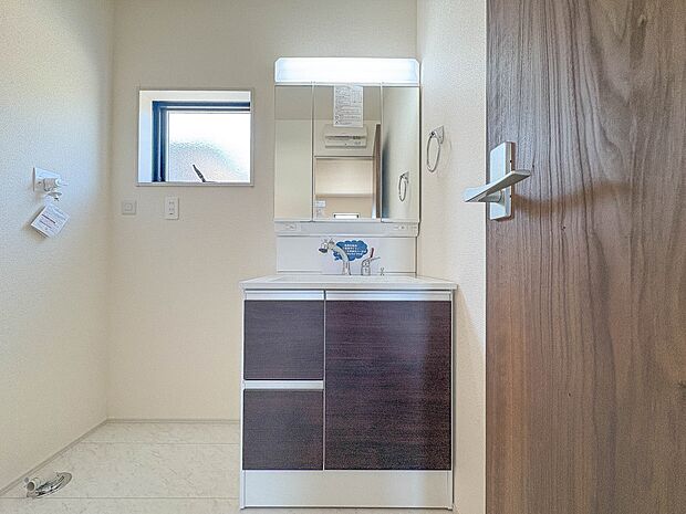 【洗面台】十分な大きさの洗面台は、身だしなみチェックや歯磨きなど、朝の慌ただしい時間でもホテルライクなスペースで余裕とゆとりを感じて頂けます。