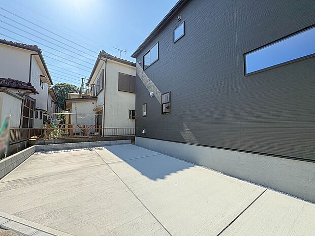 【駐車場】毎日の生活にマイカーが必須という方は、購入を検討する際、駐車場があることは大事な条件です。毎日の通勤や家族の送迎、買い物やお出かけなどクルマのある暮らしを満喫したい方は要チェック。…