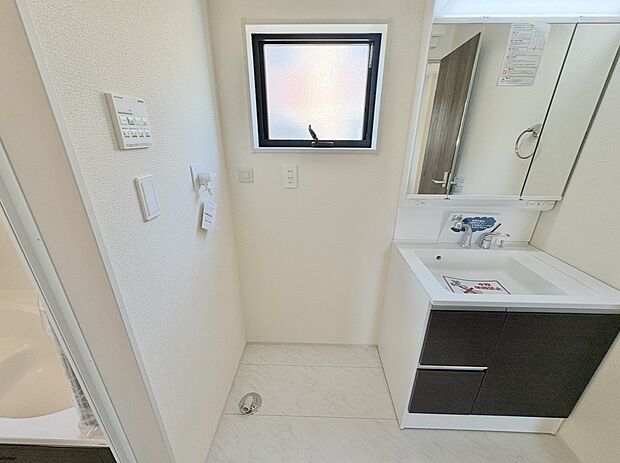 【ランドリースペース】毎日使う洗濯機。しっかりと奥行きのある置き場が確保されています。