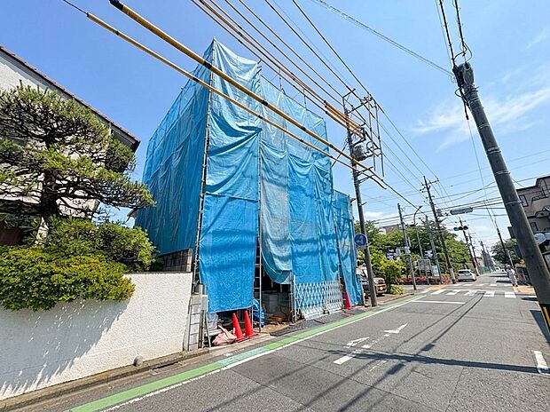 【前面道路】家の前をまっすぐの通りが走っている。クルマは少なく、人々は毎朝、ウォーキング、ジョギング、犬の散歩など、フリーな朝時間を過ごしている。
