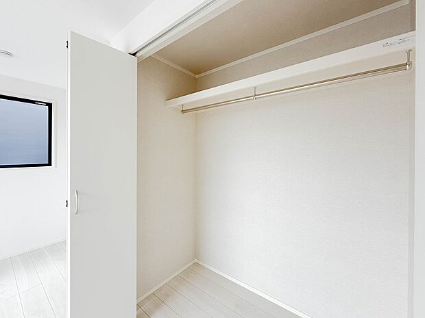 【玄関収納】たっぷりの収納も配備しており、片付いた空間が出来ます。陽光も降り注ぐ明るく開放的な空間が魅力的です。