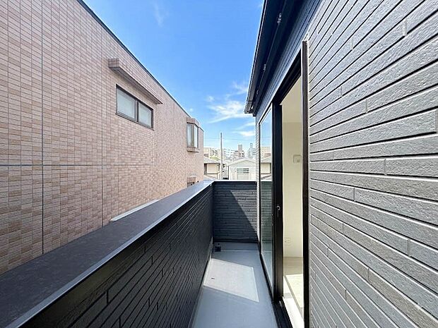 広々したバルコニーは日当り良好。