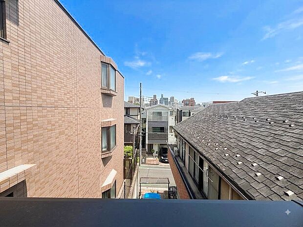 朝の澄んだ空気や、夕方に吹く清々しい風を五感で感じられるバルコニー。