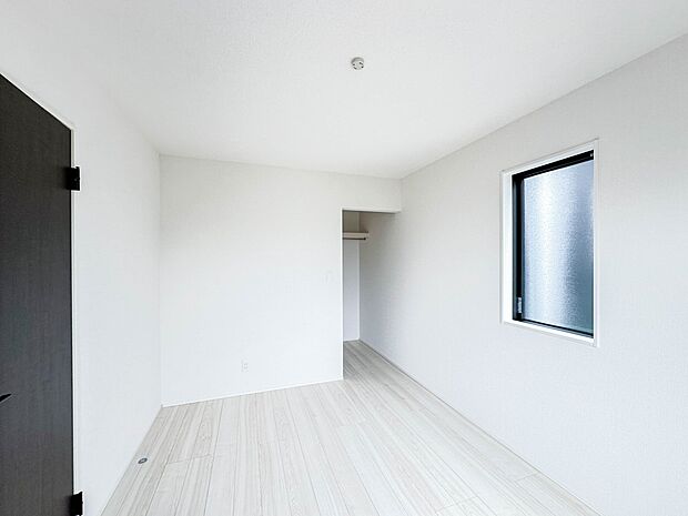 【洋室】お子様のお部屋にぴったりなクロークを備えたフローリング仕様の洋室です。