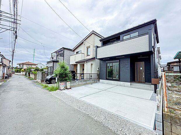 【前面道路4ｍ】家の前をまっすぐの通りが走っている。クルマは少なく、人々は毎朝、ウォーキング、ジョギング、犬の散歩など、フリーな朝時間を過ごしている。