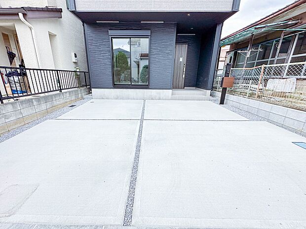【駐車場】カースペース2台可／駐輪スペース。広々カースペースです。自転車、バイクなども置き場に困りません。