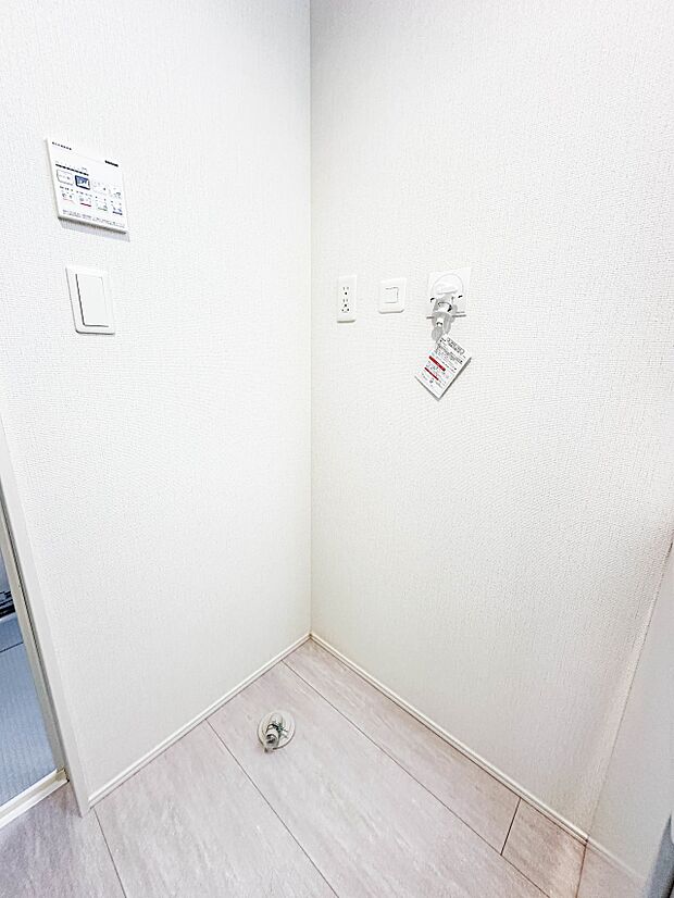 【Laundry space】毎日使う洗濯機。しっかりと奥行きのある置き場が確保されています。