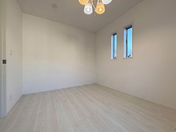 【寝室】シンプルな内装はおしゃれのポイントです。シンプルは華美より飽きがこないからです。色や模様でおしゃれ感をだす。それがシンプルイズビューティーです。