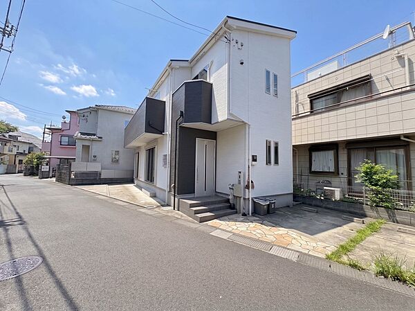 【外観】こちらの物件が少しでも気になるようでしたら、お気軽にお問合せください。駐車場2台あり※青空はイメージです。