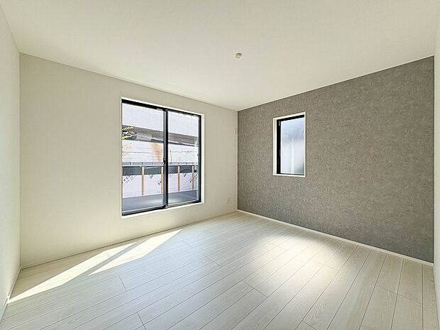 【寝室】シンプルな内装はおしゃれのポイントです。シンプルは華美より飽きがこないからです。色や模様でおしゃれ感をだす。それがシンプルイズビューティーです。