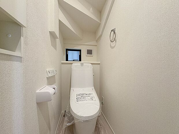 【トイレ】トイレ・ウォシュレット付。快適で衛生的な洗浄機能付温水シャワートイレです。