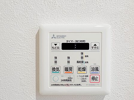 【24時間換気システム】  家じゅうの空気が入れ替わるよう、ファンなどの器械を使って2時間に1回計画換気。24時間、常に新鮮な空気を維持するためのシステムです。 
