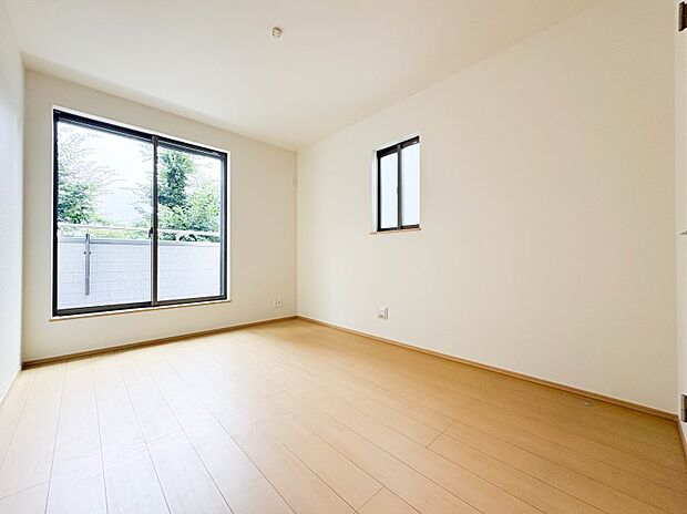 【寝室6.75帖】シンプルな内装はおしゃれのポイントです。シンプルは華美より飽きがこないからです。色や模様でおしゃれ感をだす。それがシンプルイズビューティーです。