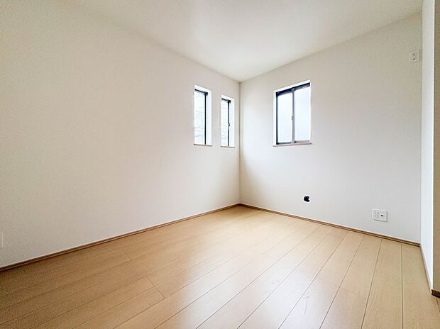 【子供部屋5.12帖】お子様のお部屋にぴったりなクロークを備えたフローリング仕様の洋室です。