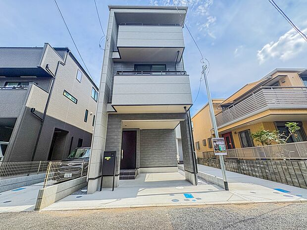 【外観】家族の温かさと陽光の暖かさ、楽しい毎日と明るい未来を予感させる「空間が織り成すひとつ先の住み心地」を演出します。