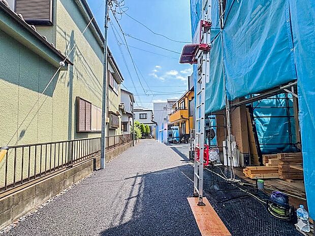 【前面道路】車の通行が少ないので、静かな住環境を維持することができます。
