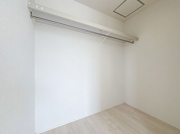 4号棟【WIC】WICのメリットの1つ目は、1箇所にまとめて収納が出来ること。2つ目は、衣替えが必要ないこと。3つ目は、扉が少なくなり室内がスッキリ見えること。