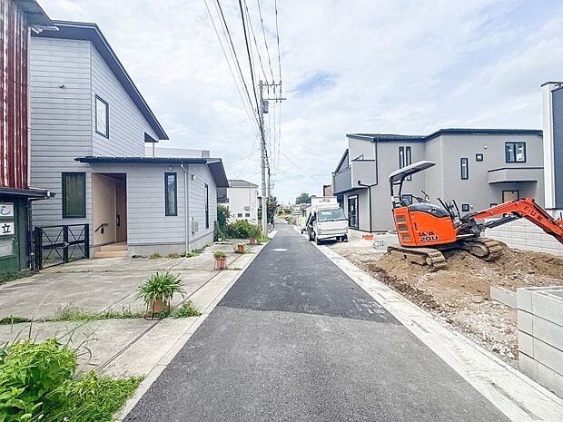 【前面道路、公道4m】家の前をまっすぐの通りが走っている。クルマは少なく、人々は毎朝、ウォーキング、ジョギング、犬の散歩など、フリーな朝時間を過ごしている。