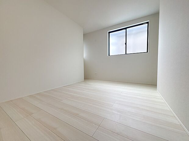 【子供部屋5.81帖】お子様のお部屋にぴったりなクロークを備えたフローリング仕様の洋室です。
