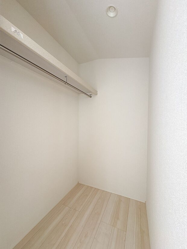 【WIC】WICのメリットの1つ目は、1箇所にまとめて収納が出来ること。2つ目は、衣替えが必要ないこと。3つ目は、扉が少なくなり室内がスッキリ見えること。