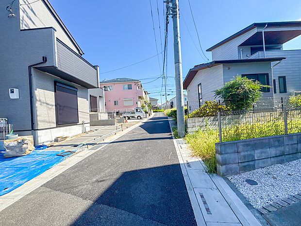 【前面道路、公道4m】家の前をまっすぐの通りが走っている。クルマは少なく、人々は毎朝、ウォーキング、ジョギング、犬の散歩など、フリーな朝時間を過ごしている。