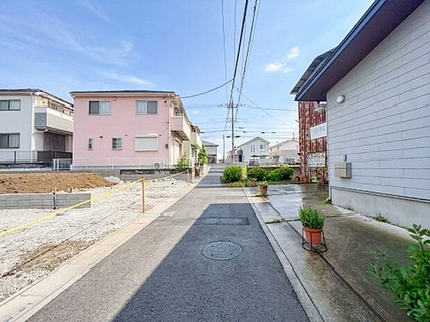 【前面道路、公道4m】家の前をまっすぐの通りが走っている。クルマは少なく、人々は毎朝、ウォーキング、ジョギング、犬の散歩など、フリーな朝時間を過ごしている。